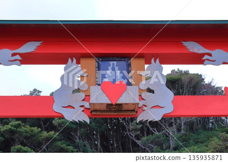 元之隅神社的鳥居被丟到了高處 元之隅神社的鳥居被丟到了高處 135935871