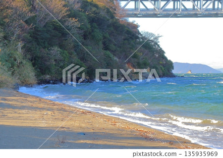岩黑島的根基、黑濱海岸起伏的閃長岩以及瀨戶大橋（瀨戶內海，志久群島） 135935969