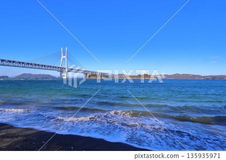 Iwakuro Island, Kurohama Coast and the Great Seto Bridge (Shiwaku Islands, Seto Inland Sea) Iwakuro Island, Kurohama Coast and the Great Seto Bridge (Shiwaku Islands, Seto Inland Sea) 135935971