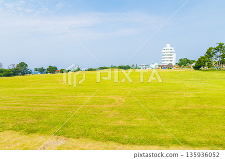 和歌山縣串本町的夏天，位於本州島最南端的鹽之岬，瞭望塔草 135936052