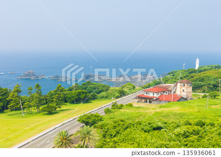 從鹽之崎觀光塔眺望夏日景色，這裡是本州島最南端，位於和歌山縣串本町。 135936061
