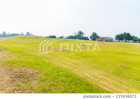 和歌山縣串本町的夏天,位於本州島最南端的鹽之岬,瞭望塔草 和歌山縣串本町的夏天,位於本州島最南端的鹽之岬,瞭望塔草 135936071
