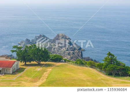從鹽之崎觀光塔眺望夏日景色，這裡是本州島最南端，位於和歌山縣串本町。 135936084