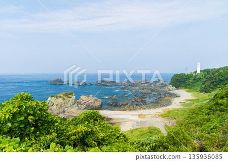 從鹽之崎觀光塔眺望夏日景色，這裡是本州島最南端，位於和歌山縣串本町。 135936085