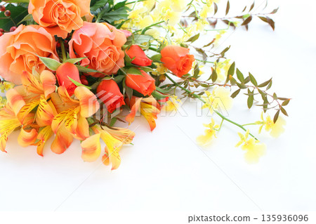 秋季橙色玫瑰花束圖片 秋季橙色玫瑰花束圖片 135936096