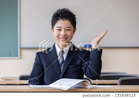 男學生做手勢 135936523