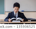 一名學生正在打開參考書 135936525