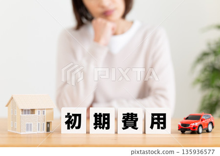 A middle-aged woman worries about the initial cost blockage A middle-aged woman worries about the initial cost blockage 135936577