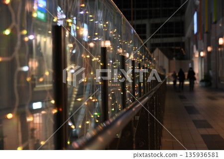 夜晚,燈光裝飾商業設施 夜晚,燈光裝飾商業設施 135936581