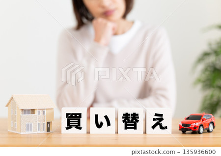 一位中年婦女正飽受置換堵塞的困擾 一位中年婦女正飽受置換堵塞的困擾 135936600