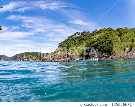 飛呂佐濱渡輪半水面照片。飛呂佐濱，中木，南伊豆町，伊豆半島，靜岡縣 - 2025 日本頂級浮潛地點之一 135936671