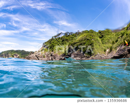 Half-surface shot of the Hirizohama ferry. Hirizohama, Nakagi, Minamiizu Town, Izu Peninsula, Shizuoka Prefecture - 2025 One of Japan's leading snorkeling spots 135936686