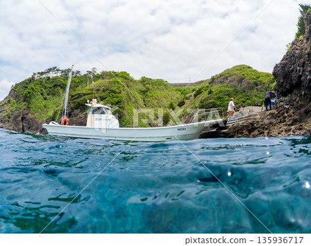Half-surface shot of the Hirizohama ferry. Hirizohama, Nakagi, Minamiizu Town, Izu Peninsula, Shizuoka Prefecture - 2025 One of Japan's leading snorkeling spots 135936717