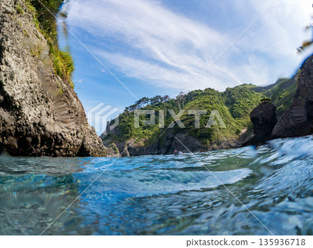 Half-surface shot of the Hirizohama ferry. Hirizohama, Nakagi, Minamiizu Town, Izu Peninsula, Shizuoka Prefecture - 2025 One of Japan's leading snorkeling spots 135936718