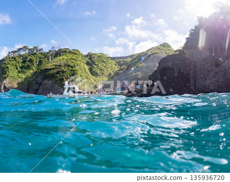 Half-surface shot of the Hirizohama ferry. Hirizohama, Nakagi, Minamiizu Town, Izu Peninsula, Shizuoka Prefecture - 2025 One of Japan's leading snorkeling spots 135936720