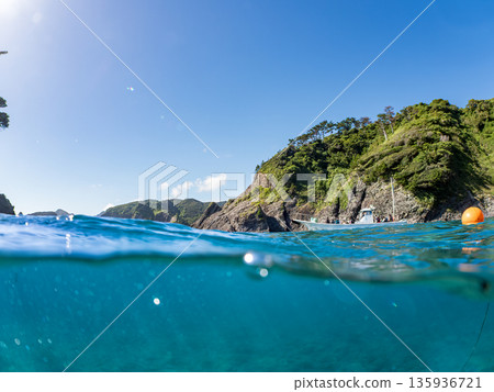 Half-surface shot of the Hirizohama ferry. Hirizohama, Nakagi, Minamiizu Town, Izu Peninsula, Shizuoka Prefecture - 2025 One of Japan's leading snorkeling spots 135936721