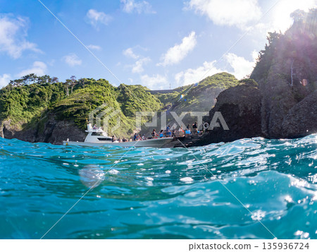 Half-surface shot of the Hirizohama ferry. Hirizohama, Nakagi, Minamiizu Town, Izu Peninsula, Shizuoka Prefecture - 2025 One of Japan's leading snorkeling spots Half-surface shot of the Hirizohama ferry. Hirizohama, Nakagi, Minamiizu Town, Izu Peninsula, Shizuoka Prefecture - 2025 One of Japan's leading snorkeling spots 135936724