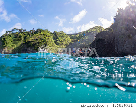 飛呂佐濱渡輪半水面照片。飛呂佐濱，中木，南伊豆町，伊豆半島，靜岡縣 - 2025 日本頂級浮潛地點之一 135936731