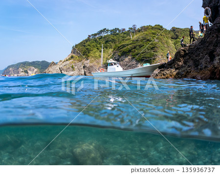 飛呂佐濱渡輪半水面照片。飛呂佐濱，中木，南伊豆町，伊豆半島，靜岡縣 - 2025 日本頂級浮潛地點之一 135936737