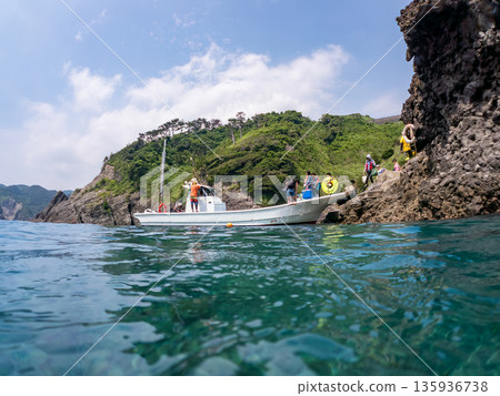 Half-surface shot of the Hirizohama ferry. Hirizohama, Nakagi, Minamiizu Town, Izu Peninsula, Shizuoka Prefecture - 2025 One of Japan's leading snorkeling spots 135936738