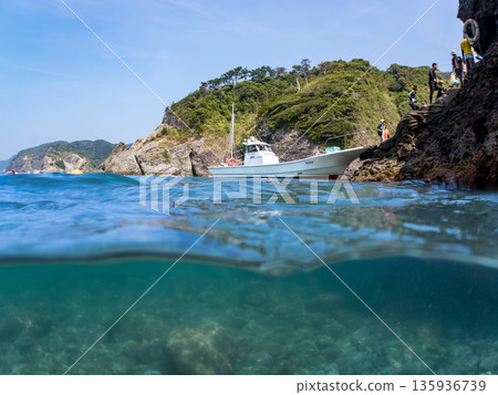 Half-surface shot of the Hirizohama ferry. Hirizohama, Nakagi, Minamiizu Town, Izu Peninsula, Shizuoka Prefecture - 2025 One of Japan's leading snorkeling spots 135936739