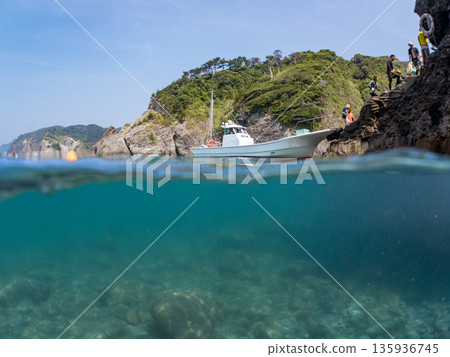 Half-surface shot of the Hirizohama ferry. Hirizohama, Nakagi, Minamiizu Town, Izu Peninsula, Shizuoka Prefecture - 2025 One of Japan's leading snorkeling spots 135936745
