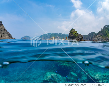 Half-surface shot of the Hirizohama ferry. Hirizohama, Nakagi, Minamiizu Town, Izu Peninsula, Shizuoka Prefecture - 2025 One of Japan's leading snorkeling spots 135936752