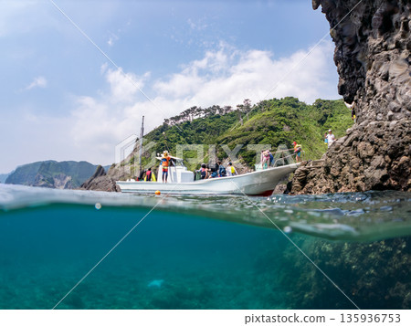 Half-surface shot of the Hirizohama ferry. Hirizohama, Nakagi, Minamiizu Town, Izu Peninsula, Shizuoka Prefecture - 2025 One of Japan's leading snorkeling spots Half-surface shot of the Hirizohama ferry. Hirizohama, Nakagi, Minamiizu Town, Izu Peninsula, Shizuoka Prefecture - 2025 One of Japan's leading snorkeling spots 135936753