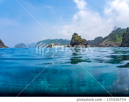 Half-surface shot of the Hirizohama ferry. Hirizohama, Nakagi, Minamiizu Town, Izu Peninsula, Shizuoka Prefecture - 2025 One of Japan's leading snorkeling spots 135936754