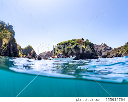 飛呂佐濱渡輪半水面照片。飛呂佐濱,中木,南伊豆町,伊豆半島,靜岡縣 - 2025 日本頂級浮潛地點之一 飛呂佐濱渡輪半水面照片。飛呂佐濱,中木,南伊豆町,伊豆半島,靜岡縣 - 2025 日本頂級浮潛地點之一 135936764