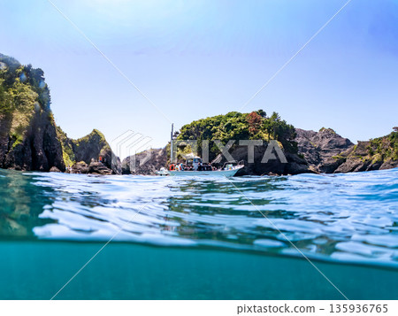飛呂佐濱渡輪半水面照片。飛呂佐濱，中木，南伊豆町，伊豆半島，靜岡縣 - 2025 日本頂級浮潛地點之一 135936765