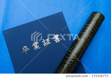 藍色背景上的文憑盒和管子 藍色背景上的文憑盒和管子 135936773