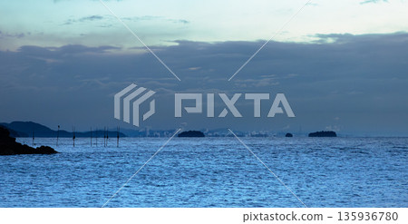 清晨,從兵庫縣赤穗岬眺望播磨沿海工業區,遠眺姬路方向。 清晨,從兵庫縣赤穗岬眺望播磨沿海工業區,遠眺姬路方向。 135936780