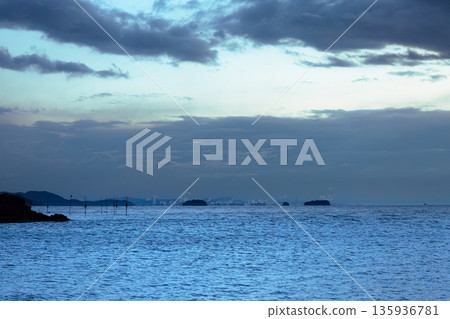 Early morning view of the Harima coastal industrial area in the direction of Himeji, seen from Ako Misaki in Hyogo Prefecture 135936781