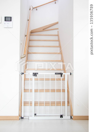 樓梯上安裝嬰兒安全門的安全措施 135936789