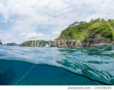 飛呂佐濱渡輪半水面照片。飛呂佐濱,中木,南伊豆町,伊豆半島,靜岡縣 - 2025 日本頂級浮潛地點之一 飛呂佐濱渡輪半水面照片。飛呂佐濱,中木,南伊豆町,伊豆半島,靜岡縣 - 2025 日本頂級浮潛地點之一 135936850