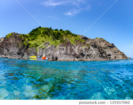 Photograph of the Marine Bird sightseeing boat at Irozaki, halfway above the water. In front of Daikon Island. Hirizohama, Minamiizu Town, Nakagi, Izu Peninsula, Shizuoka Prefecture - 2025, Japan 135937060