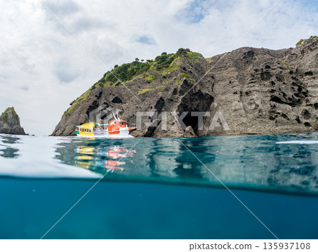 Photograph of the Marine Bird sightseeing boat at Irozaki, halfway above the water. In front of Daikon Island. Hirizohama, Minamiizu Town, Nakagi, Izu Peninsula, Shizuoka Prefecture - 2025, Japan Photograph of the Marine Bird sightseeing boat at Irozaki, halfway above the water. In front of Daikon Island. Hirizohama, Minamiizu Town, Nakagi, Izu Peninsula, Shizuoka Prefecture - 2025, Japan 135937108