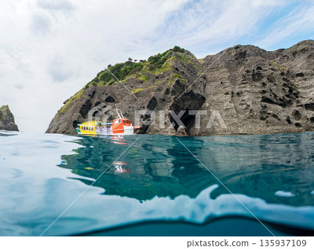 Photograph of the Marine Bird sightseeing boat at Irozaki, halfway above the water. In front of Daikon Island. Hirizohama, Minamiizu Town, Nakagi, Izu Peninsula, Shizuoka Prefecture - 2025, Japan 135937109