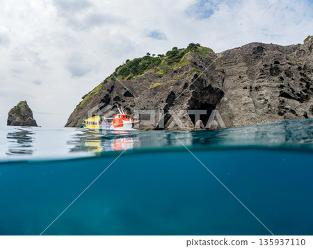 Photograph of the Marine Bird sightseeing boat at Irozaki, halfway above the water. In front of Daikon Island. Hirizohama, Minamiizu Town, Nakagi, Izu Peninsula, Shizuoka Prefecture - 2025, Japan Photograph of the Marine Bird sightseeing boat at Irozaki, halfway above the water. In front of Daikon Island. Hirizohama, Minamiizu Town, Nakagi, Izu Peninsula, Shizuoka Prefecture - 2025, Japan 135937110