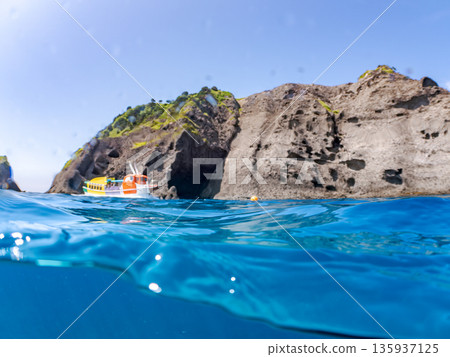 伊呂佐基港,海鳥觀光船半懸於水面之上,背景為白蘿蔔島。日本靜岡縣伊豆半島中木市南伊豆町平枝濱,郵編2025。 伊呂佐基港,海鳥觀光船半懸於水面之上,背景為白蘿蔔島。日本靜岡縣伊豆半島中木市南伊豆町平枝濱,郵編2025。 135937125
