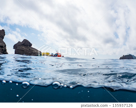 伊呂佐基港,海鳥觀光船半懸於水面之上,背景為白蘿蔔島。日本靜岡縣伊豆半島中木市南伊豆町平枝濱,郵編2025。 伊呂佐基港,海鳥觀光船半懸於水面之上,背景為白蘿蔔島。日本靜岡縣伊豆半島中木市南伊豆町平枝濱,郵編2025。 135937126