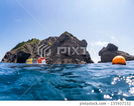 Photograph of the Marine Bird sightseeing boat at Irozaki, halfway above the water. In front of Daikon Island. Hirizohama, Minamiizu Town, Nakagi, Izu Peninsula, Shizuoka Prefecture - 2025, Japan 135937132