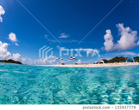 慶良間群島白色沙灘的部分水下照片。卡希島和安室島，美麗的珊瑚礁和成群的熱帶魚。卡希島，沖繩縣島尻郡 135937779