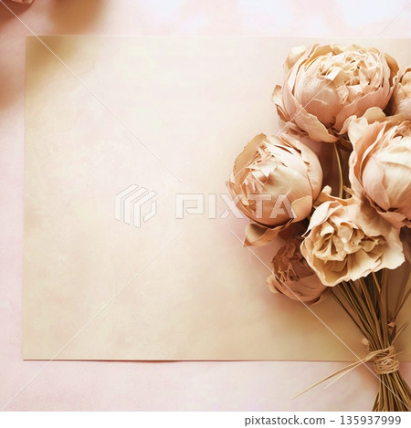 優雅的乾燥牡丹花與日式紙背景：復古花束，留有文字空間 135937999
