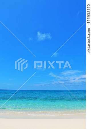 沖繩夏天的藍天和宮古島的海 135938350