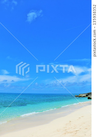 沖繩夏天的藍天和宮古島的海 135938352