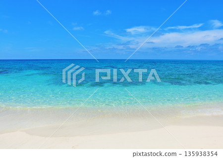 沖繩夏天的藍天和宮古島的海 135938354