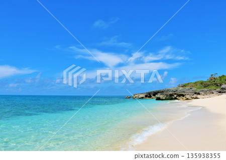 沖繩夏天的藍天和宮古島的海 135938355