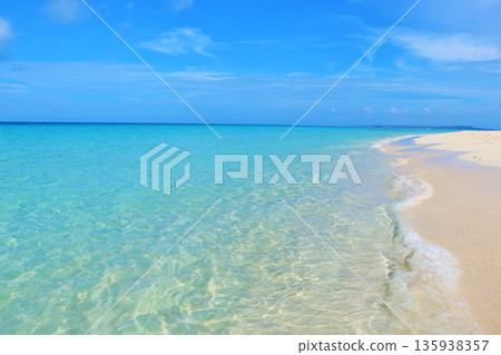 Okinawa Miyakojima Yonaha Maehama's blue sky and sea Okinawa Miyakojima Yonaha Maehama's blue sky and sea 135938357